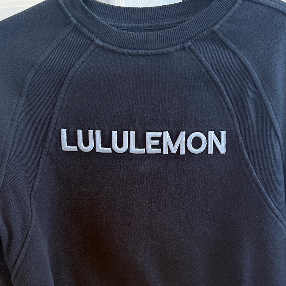 Lululemon Woman’s Navy Blue Cropped Logo Crewneck Sweatshirt Size XS/S - Picture 2 of 6